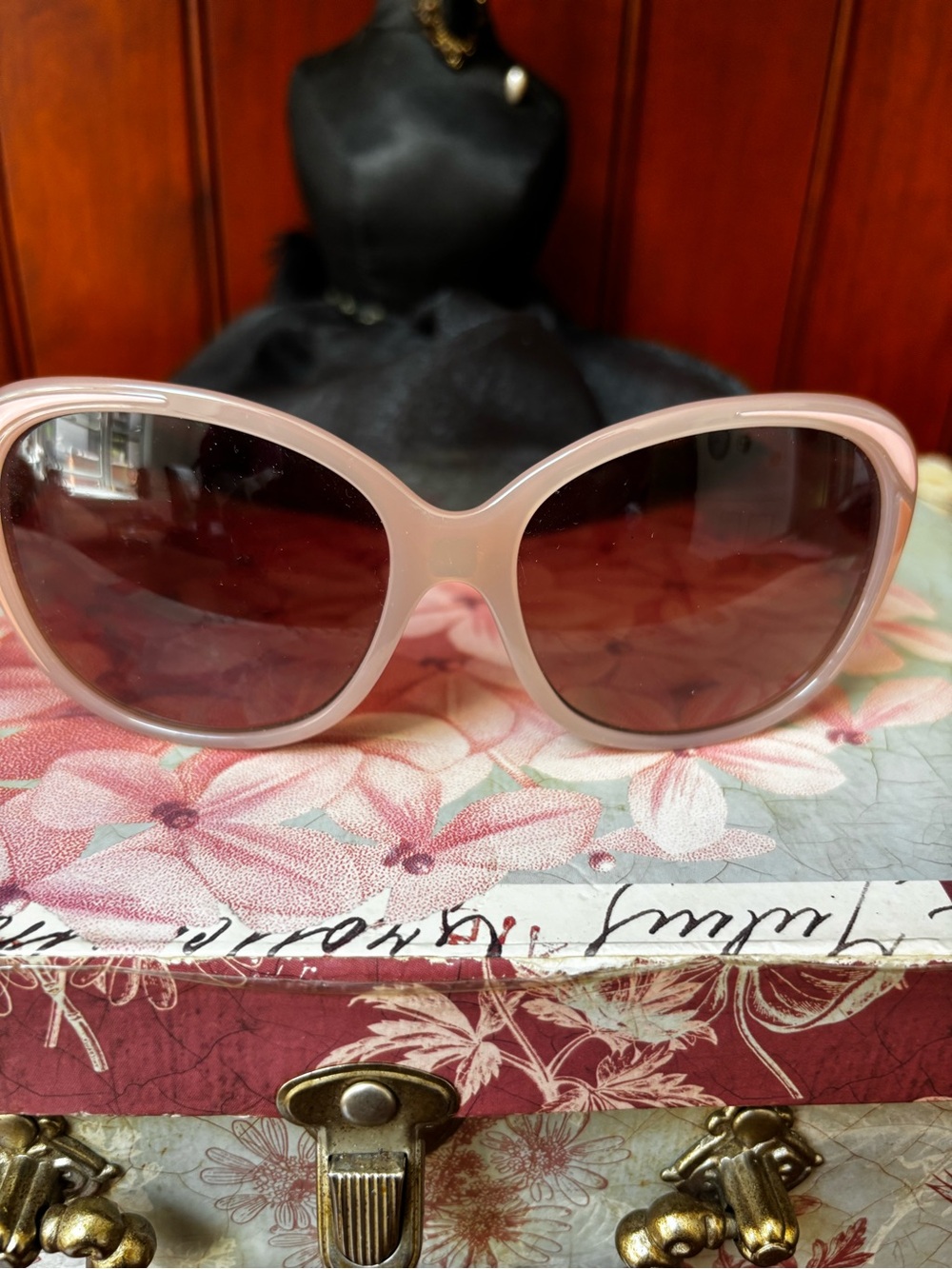 ELLE oversized sunglasses pink retro-inspired design